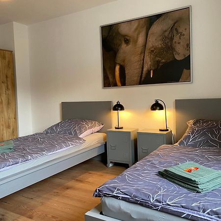 Charlie , Solingen Mitte, Ferien/Messe Wohnung Fuer Bis Zu 5 Personen Buitenkant foto