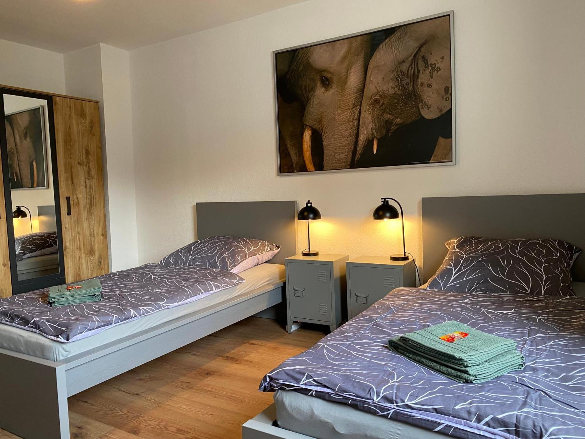 Charlie , Solingen Mitte, Ferien/Messe Wohnung Fuer Bis Zu 5 Personen Buitenkant foto