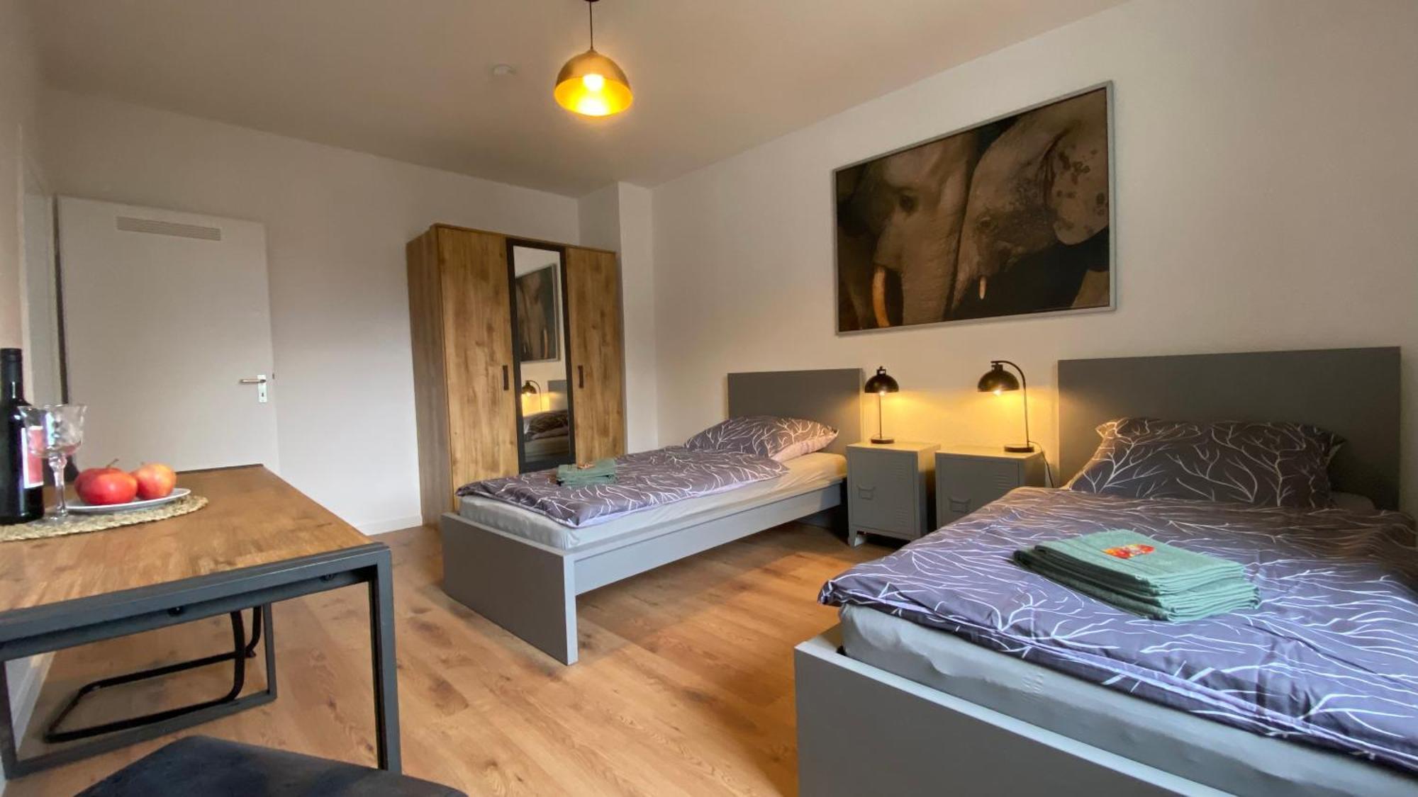 Charlie , Solingen Mitte, Ferien/Messe Wohnung Fuer Bis Zu 5 Personen Buitenkant foto