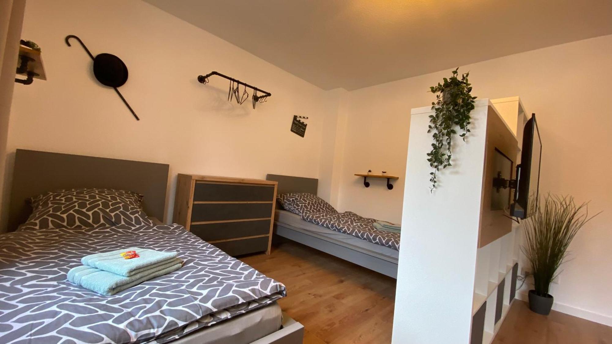 Charlie , Solingen Mitte, Ferien/Messe Wohnung Fuer Bis Zu 5 Personen Buitenkant foto